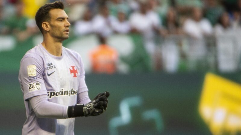 Em má fase no Vasco, Léo Jardim é o goleiro com mais falhas no Brasileirão