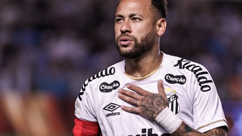 Cuca coloca em dúvida presença de Neymar em jogo do Santos com o Palmeiras na grama sintética