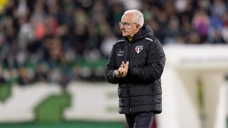Dorival sobe o tom e cobra elenco por má fase do São Paulo: “É inadmissível. Vergonhoso”