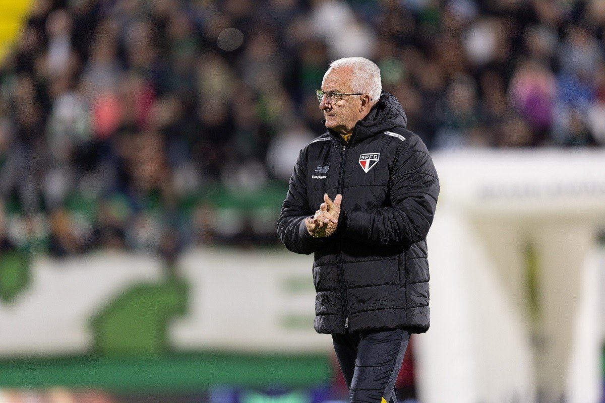 Dorival sobe o tom e cobra elenco por má fase do São Paulo: “É inadmissível. Vergonhoso”