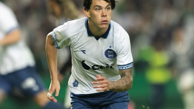 Duas assistências, confiança e foco: JP Chermont vive auge no Coritiba, mas futuro depende do Santos