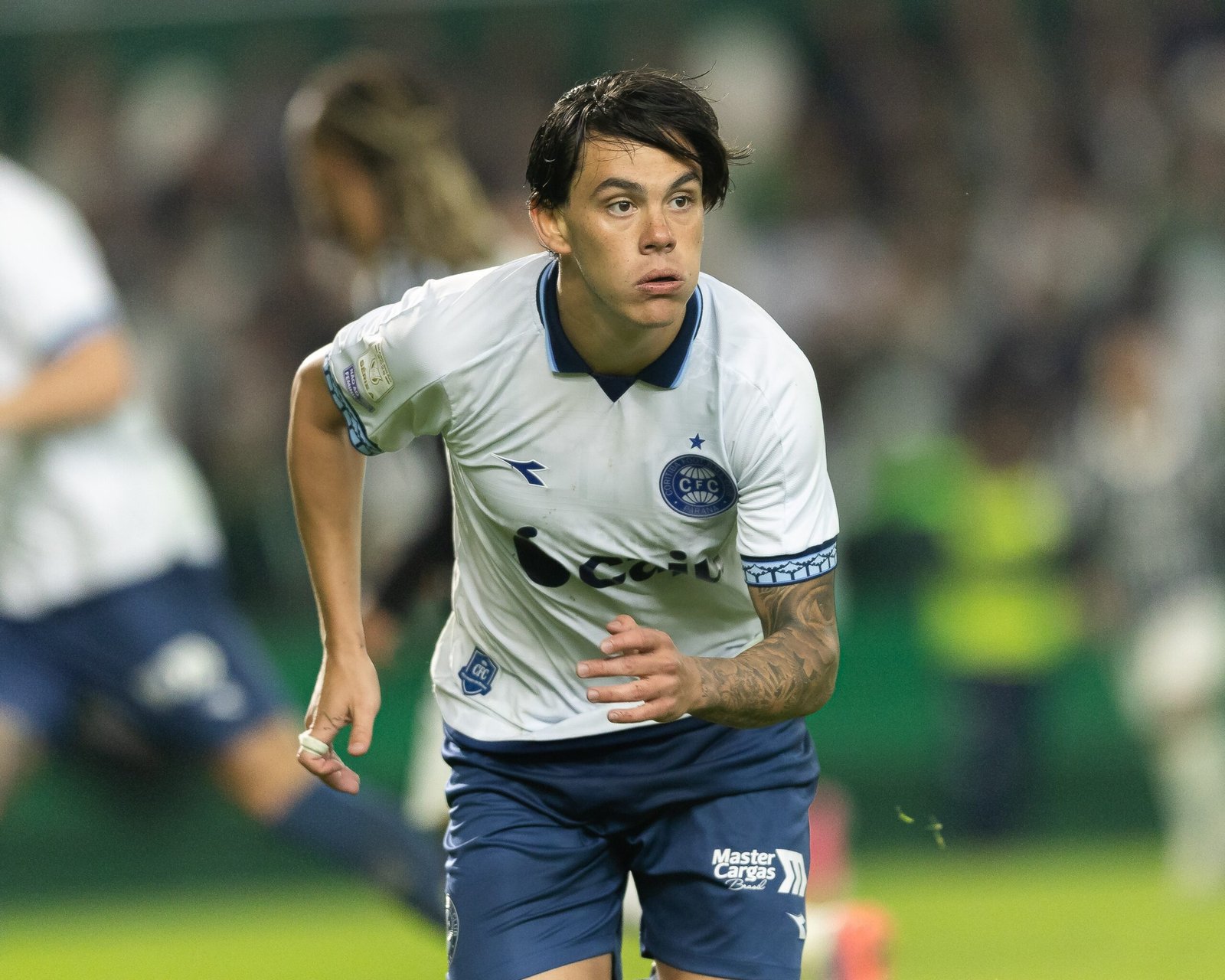 Duas assistências, confiança e foco: JP Chermont vive auge no Coritiba, mas futuro depende do Santos