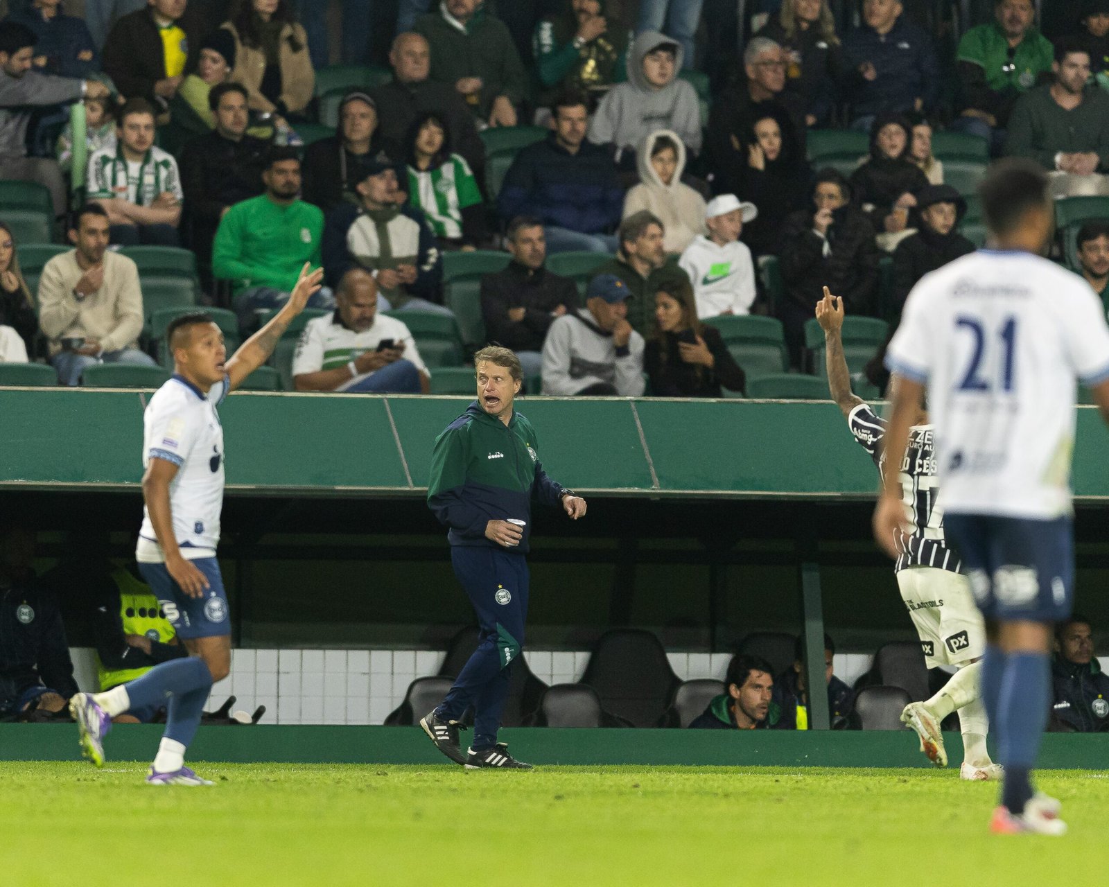 Seabra critica árbitro após vitória do Coritiba sobre Corinthians: “Não é porque ganhei que vou esquecer”
