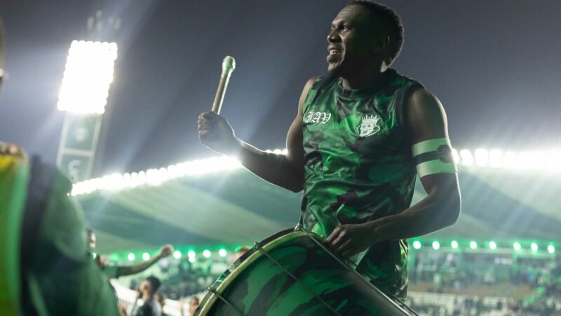 À la Noruega, Jacy dita o ritmo com tambor e comanda festa da torcida do Coritiba; assista