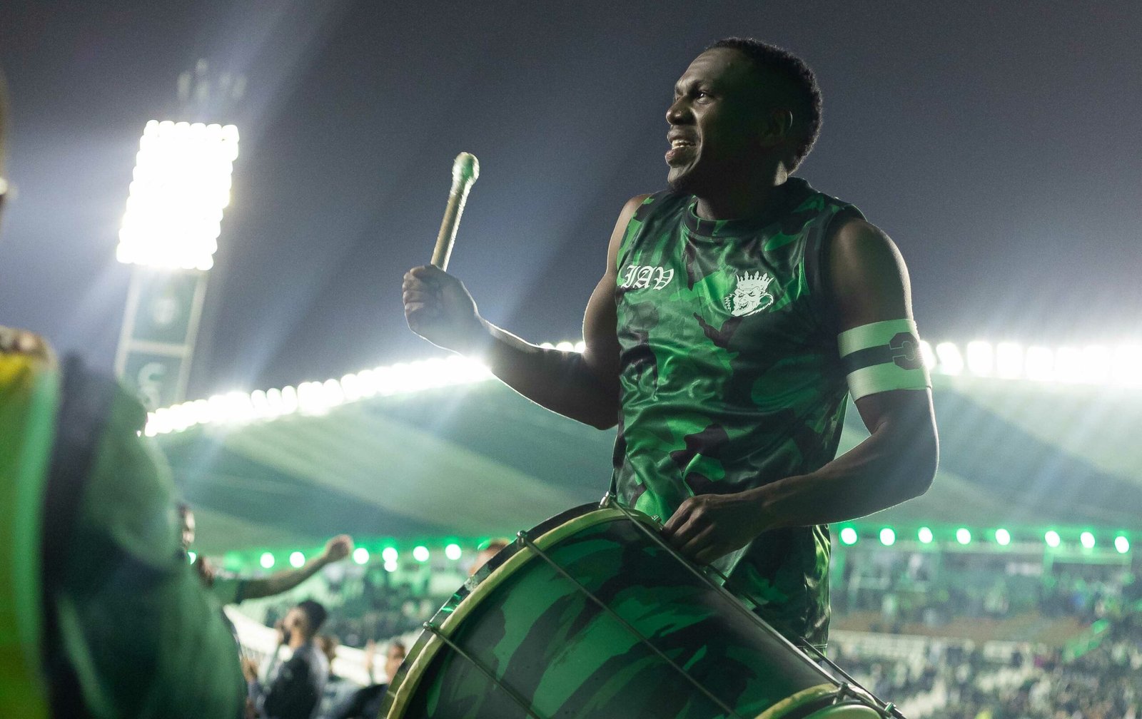 À la Noruega, Jacy dita o ritmo com tambor e comanda festa da torcida do Coritiba; assista