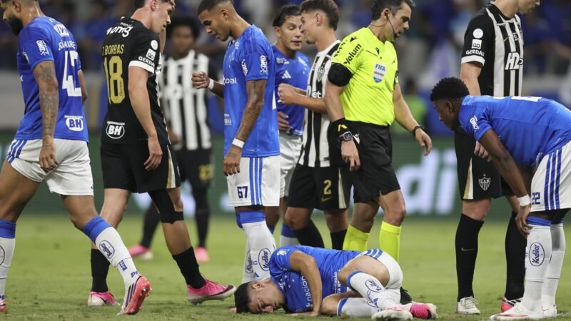 Atacante do Cruzeiro, Bruno Rodrigues sofre choque de cabeça com Everson e é levado ao hospital; veja