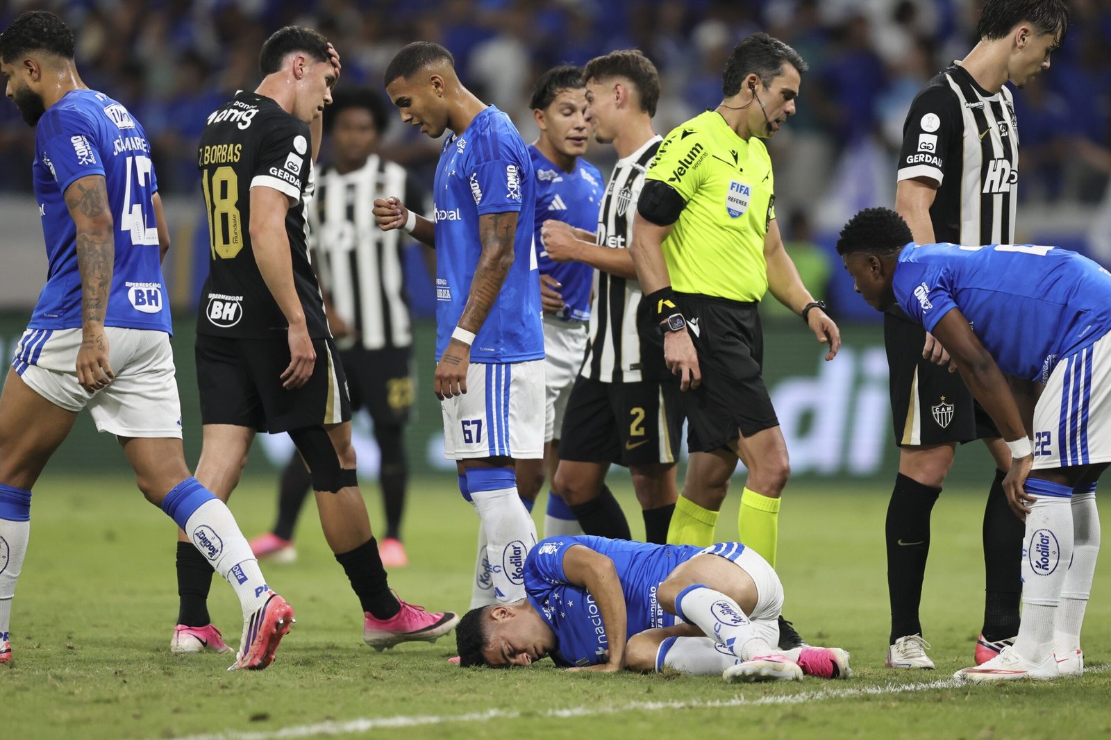 Atacante do Cruzeiro, Bruno Rodrigues sofre choque de cabeça com Everson e é levado ao hospital; veja