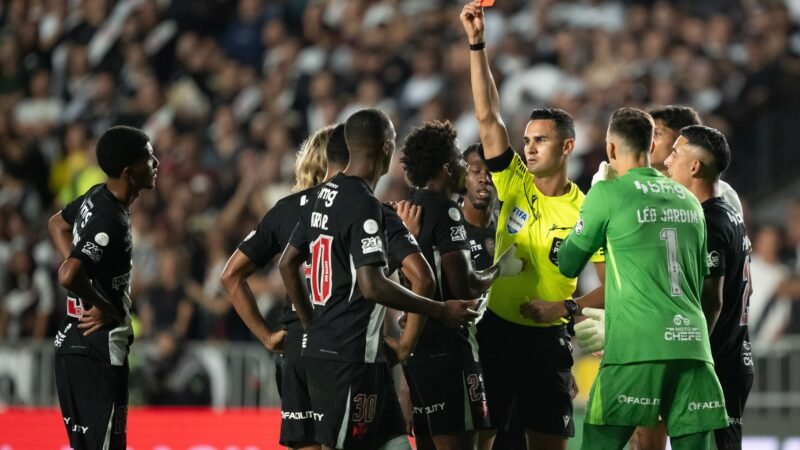 Barros, do Vasco, é expulso com 17 minutos de jogo em duelo contra o Vitória