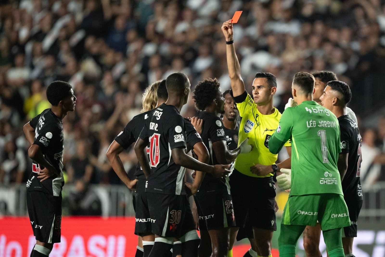 Barros, do Vasco, é expulso com 17 minutos de jogo em duelo contra o Vitória