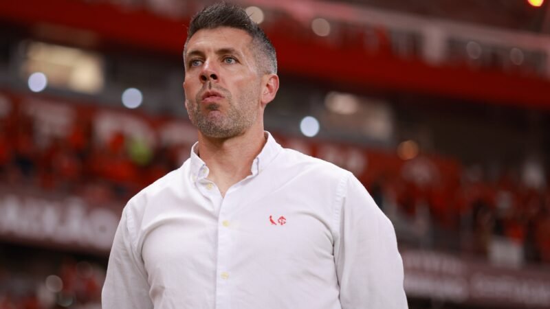 Pezzolano explica mudanças no Inter no Gre-Nal e comenta atraso em pagamentos: “Não é desculpa”