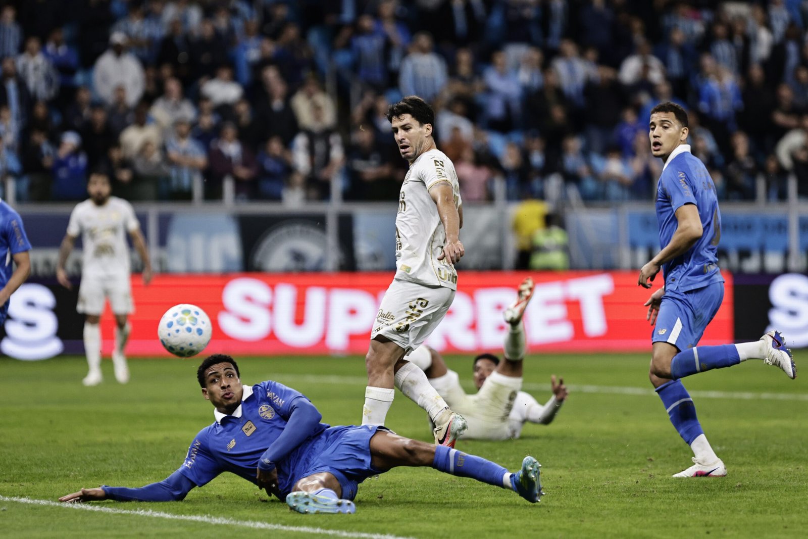 Análise: Grêmio sofre 30 finalizações do lanterna, mas vence por três motivos; veja quais