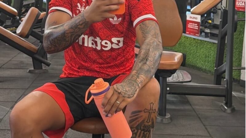 Jogador do sub-20 do Cruzeiro posta com camisa do Flamengo e se desculpa; veja publicação