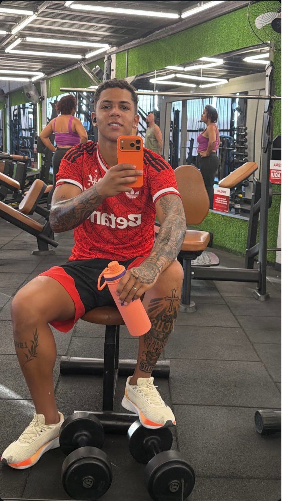 Jogador do sub-20 do Cruzeiro posta com camisa do Flamengo e se desculpa; veja publicação