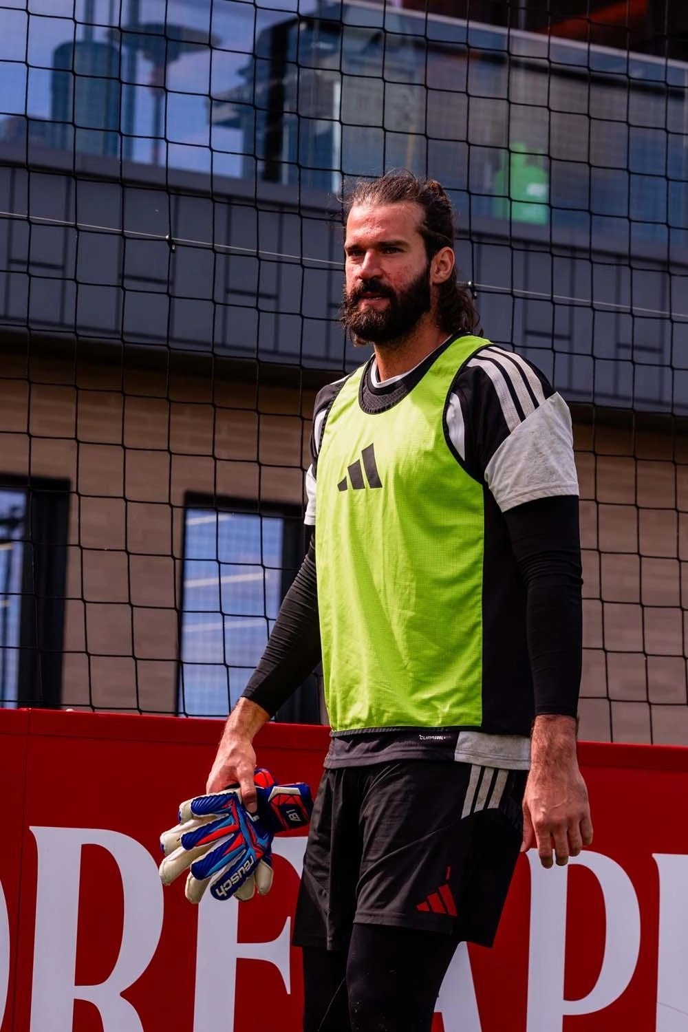 Alisson será um dos capitães do Liverpool com Iraola, mas não utilizará braçadeira; entenda