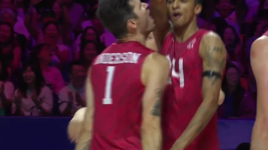Americano leva cotovelada em comemoração de ponto na final da Liga de vôlei; vídeo