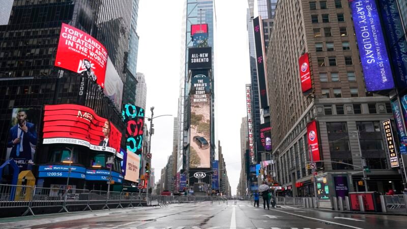 Mulher esfaqueia duas pessoas e é baleada pela polícia na Times Square, em Nova York