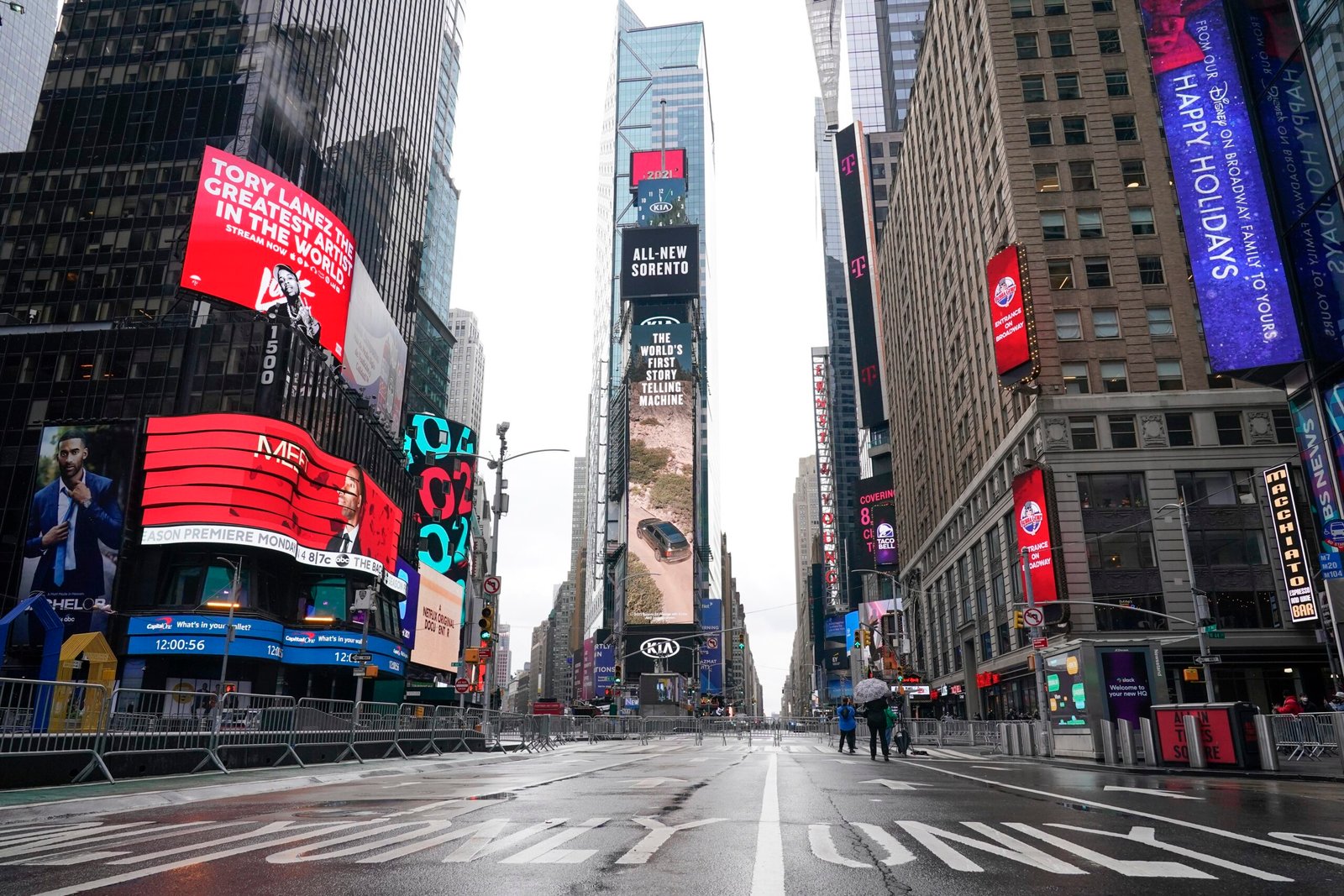Mulher esfaqueia duas pessoas e é baleada pela polícia na Times Square, em Nova York
