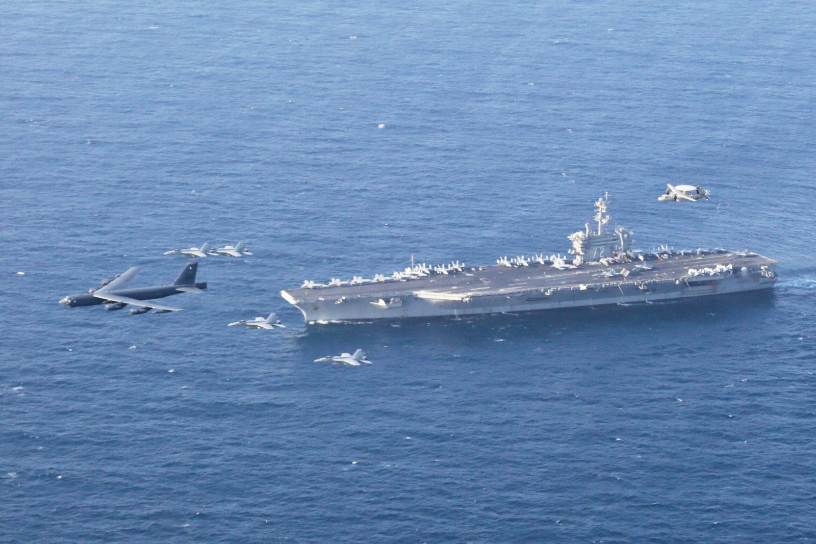 EUA vão trocar porta-aviões no Oriente Médio após denúncias de que marinheiros tentaram pular no mar