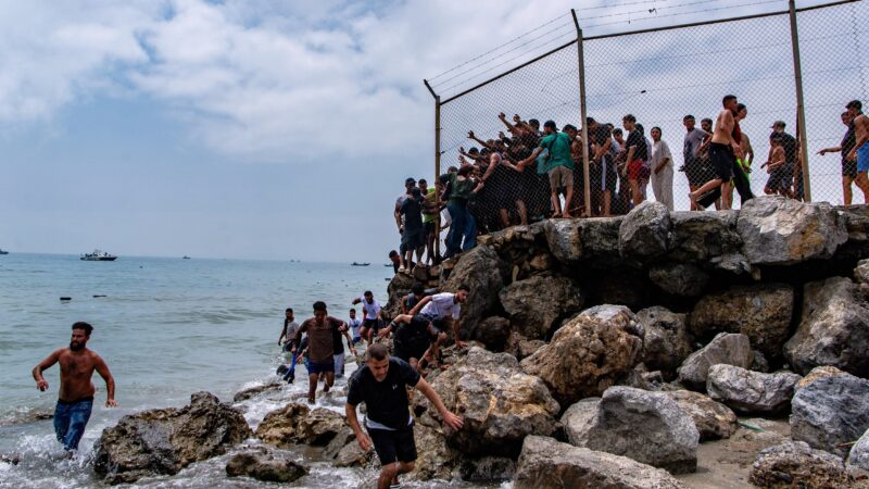 Êxodo a Ceuta desloca 100 mil e abre busca por desaparecidos em Marrocos