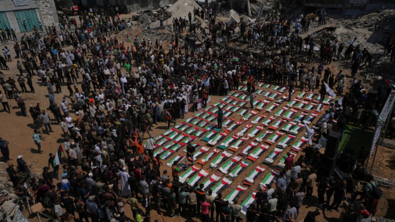 Palestinos realizam funeral coletivo de 112 corpos encontrados quase três anos após ataque em Gaza