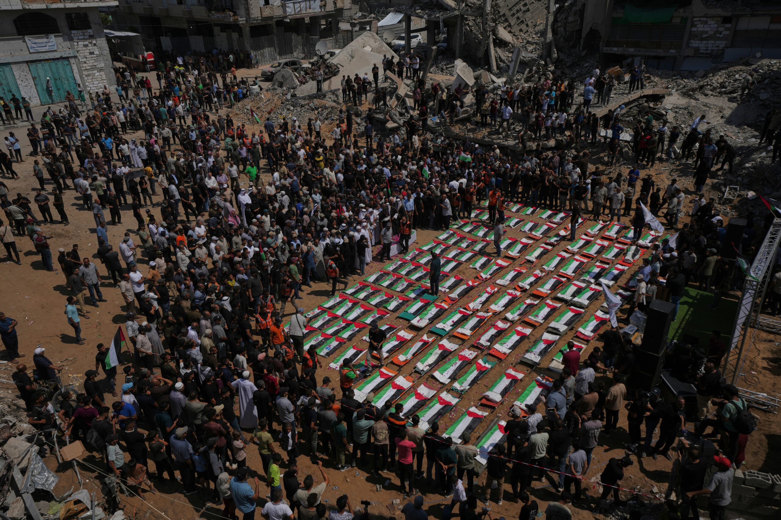 Palestinos realizam funeral coletivo de 112 corpos encontrados quase três anos após ataque em Gaza