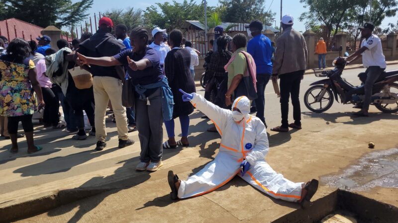 Profissionais de saúde no epicentro do surto de Ebola no Congo protestam contra a falta de pagamento