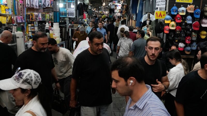 Famílias iranianas lutam para comprar o básico enquanto EUA intensificam guerra econômica
