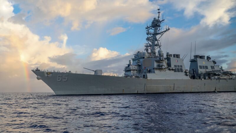 Navio da Marinha dos EUA fica 4 dias sem água potável, comida e banheiro após falha de energia