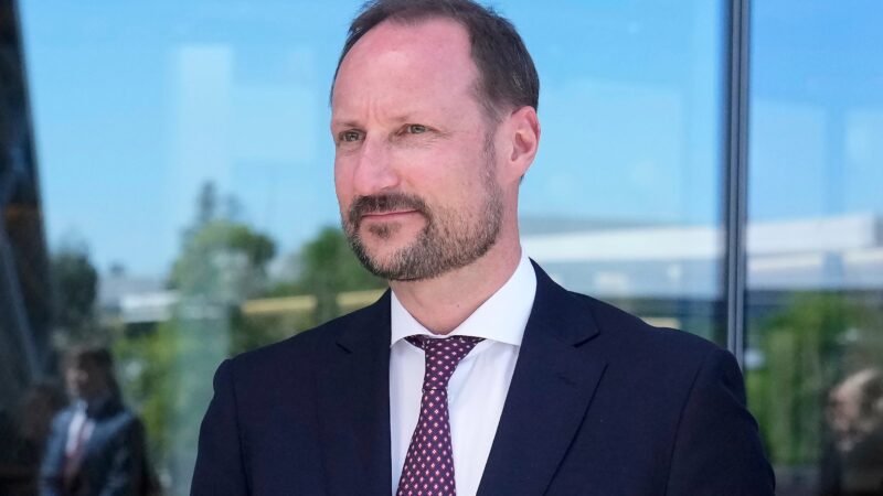 Príncipe herdeiro da Noruega se torna rei Haakon VIII após morte do pai