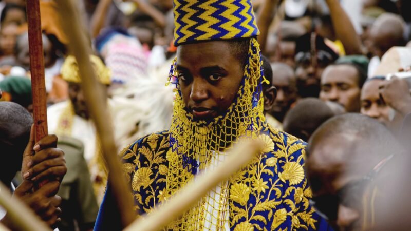 Rei de Uganda, que foi monarca mais jovem do mundo, morre aos 34 anos