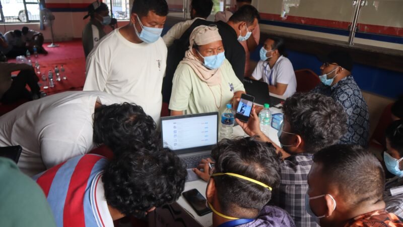 Nepal enterra corpos de vítimas de avalanche antes de identificação e gera revolta