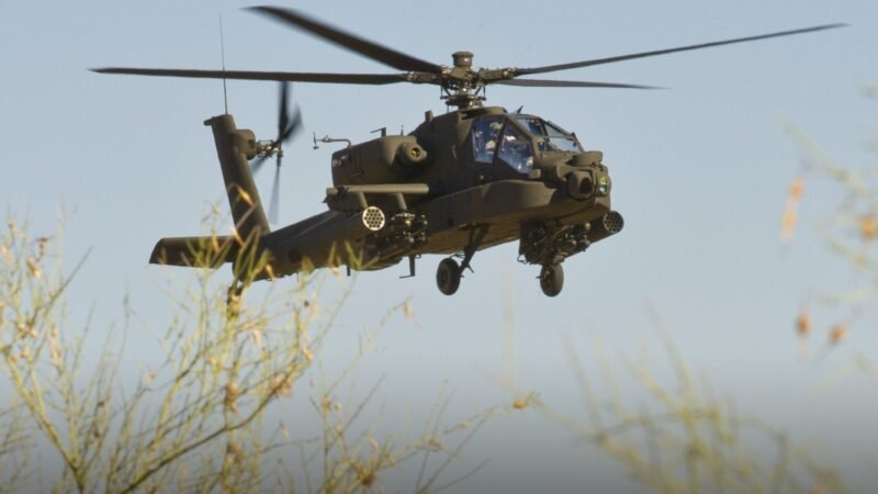 Helicóptero militar cai nos EUA, provoca incêndio florestal e mata duas pessoas