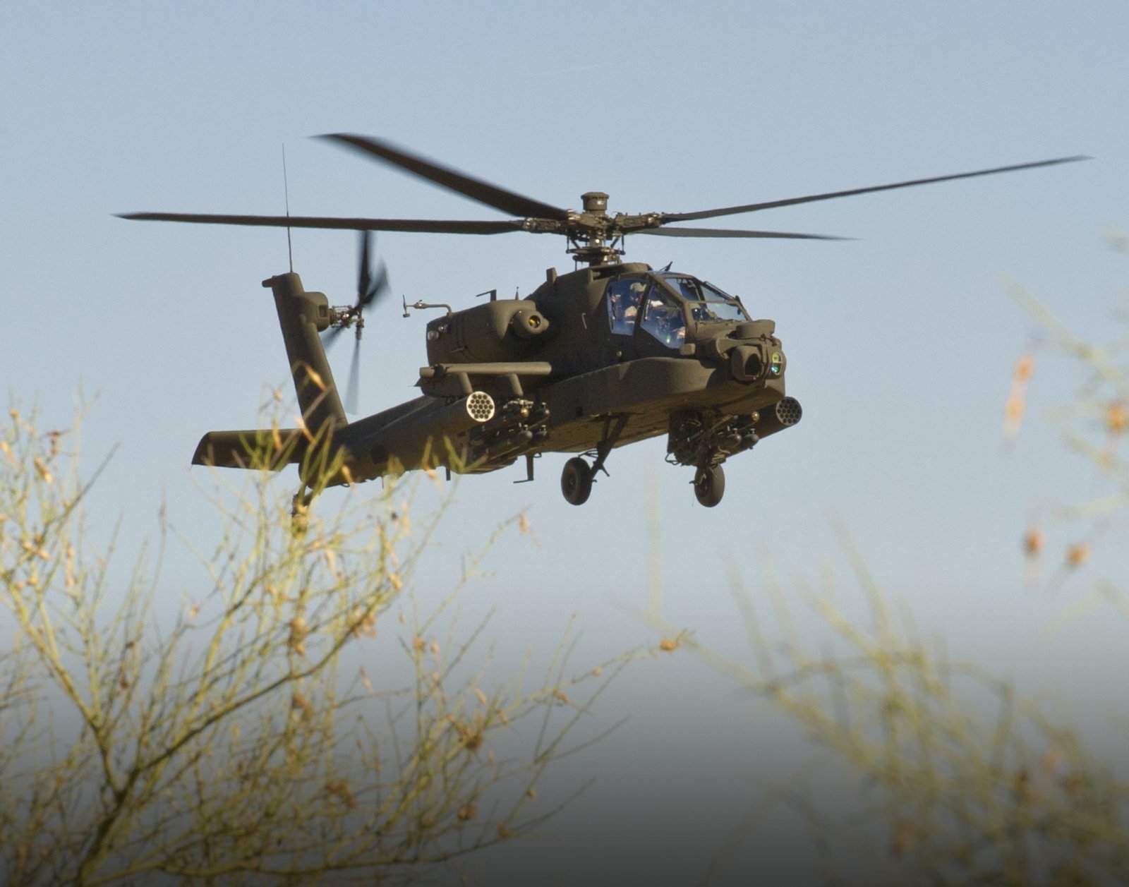 Helicóptero militar cai nos EUA, provoca incêndio florestal e mata duas pessoas