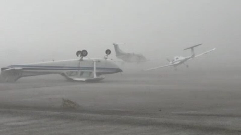 VÍDEO: avião capota e é arrastado durante tempestade com ventos de até 120km/h na Itália
