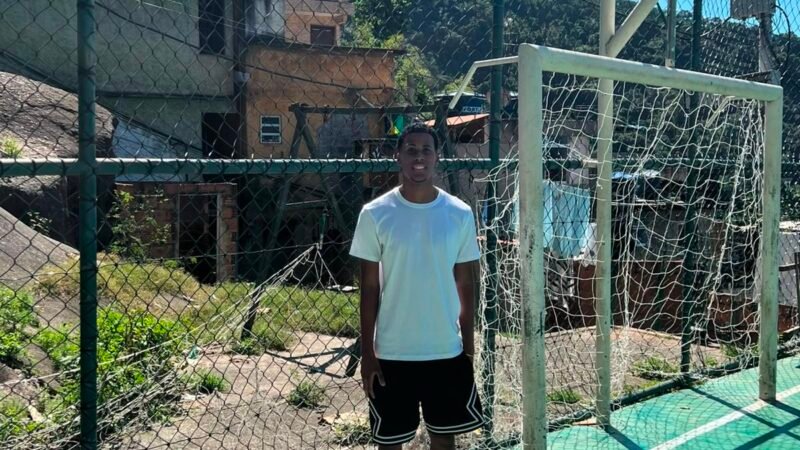 De saída para o Benfica, Alan Santos valoriza família e Flamengo: “Estou no caminho do bem graças a eles”
