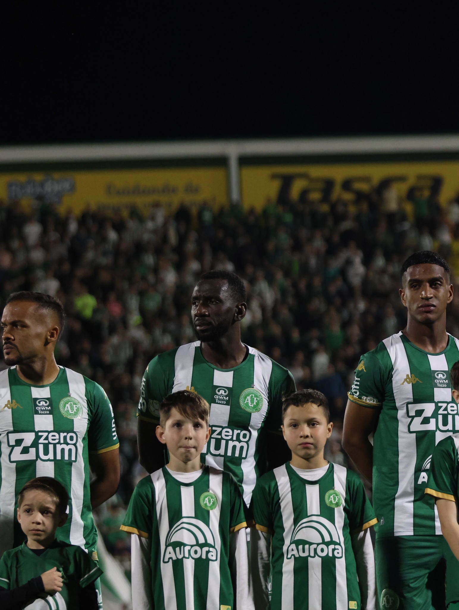 Bolasie é internado com lesão no pâncreas após pancada em duelo contra o Cruzeiro