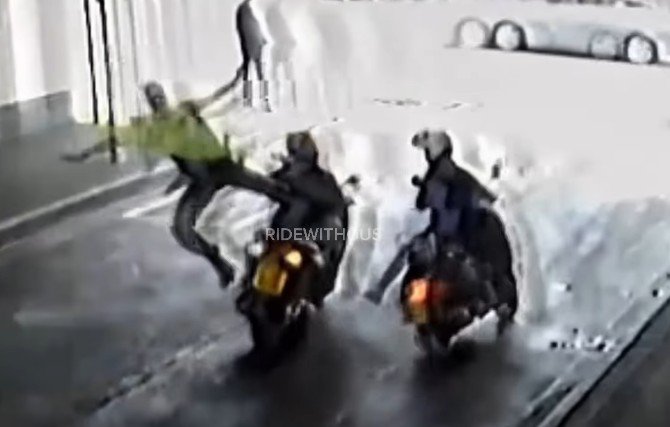 VÍDEO: Brasileiro consegue impedir roubo de moto em Londres com ‘voadora’ em ladrão