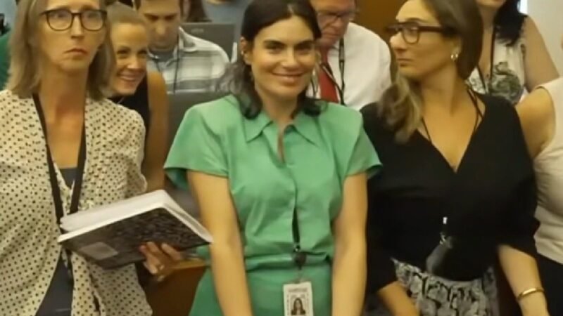 Jornalista é demitida após sorrir e piscar para câmera em julgamento de mãe acusada de matar os 3 filhos nos EUA