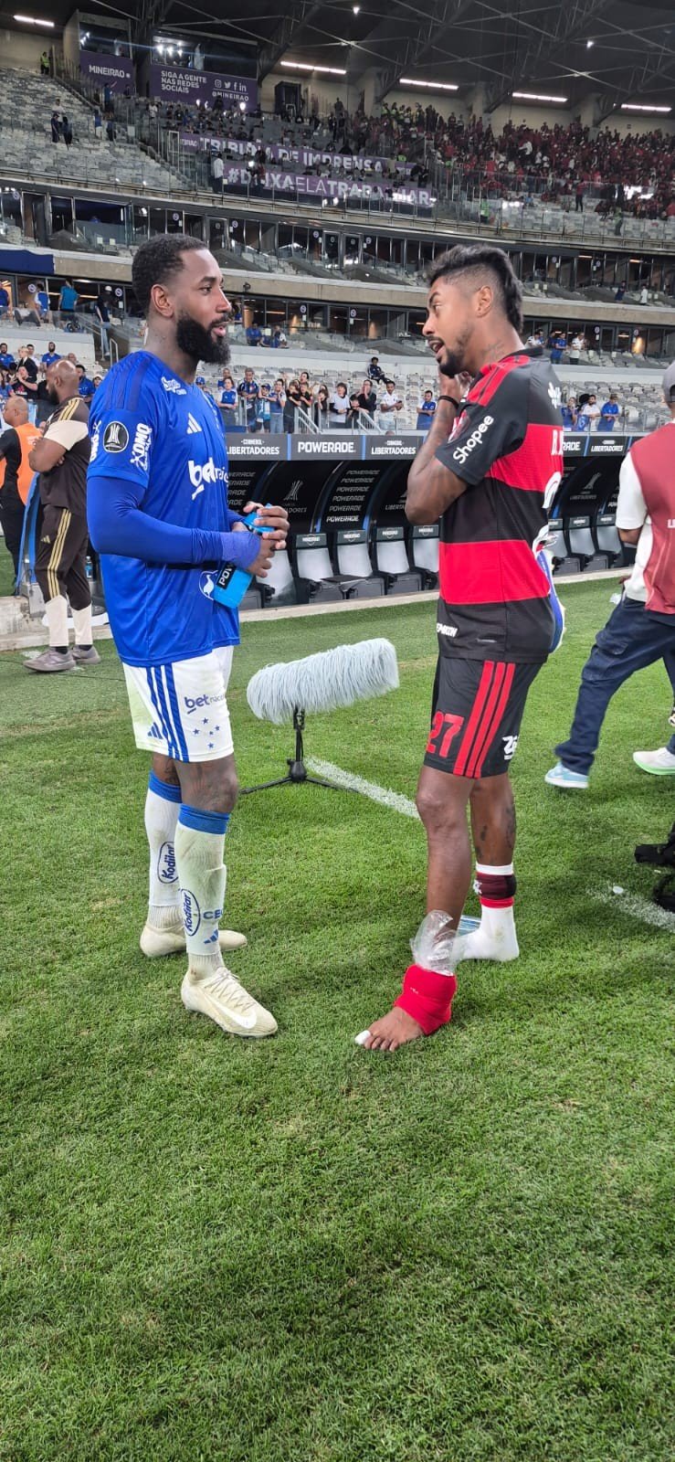 Bruno Henrique valoriza empate do Flamengo e revela preocupação com tornozelo: “Estou com muita dor”