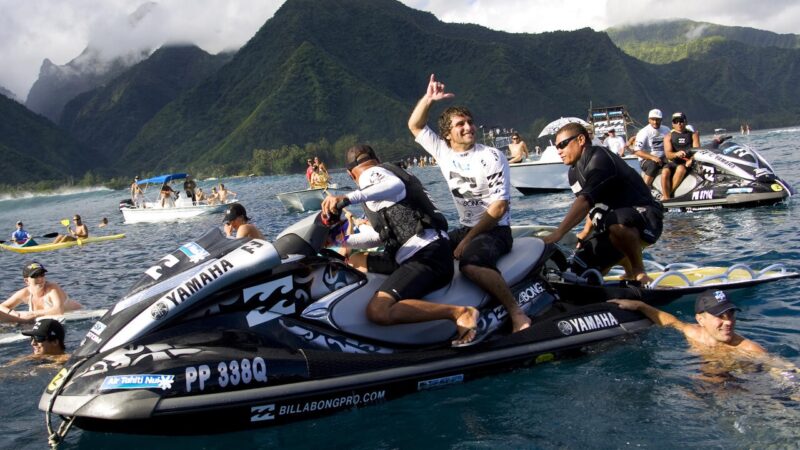Prancha de desconhecido e 15 pontos na perna: a saga do 1º brasileiro a vencer em Teahupoo