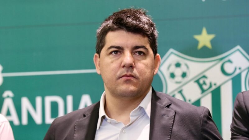 Conheça o ex-jogador por trás do sucesso de SAFs e com três acessos em quatro anos no Brasileirão