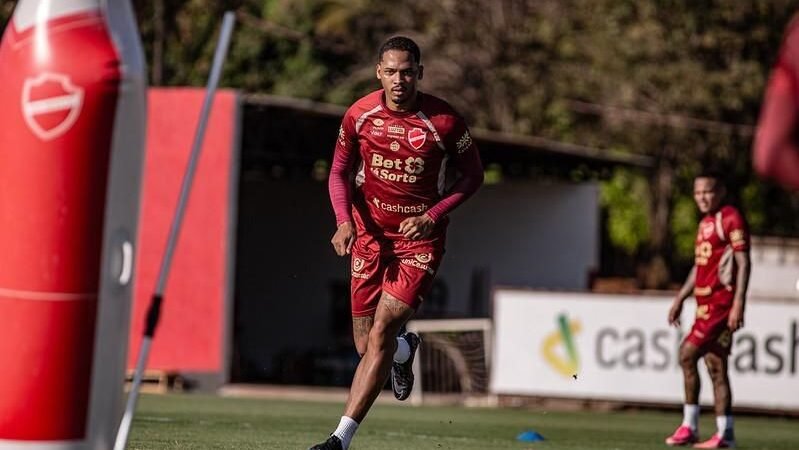 Caique Jesus deixa o Vila Nova após apenas 12 minutos em campo