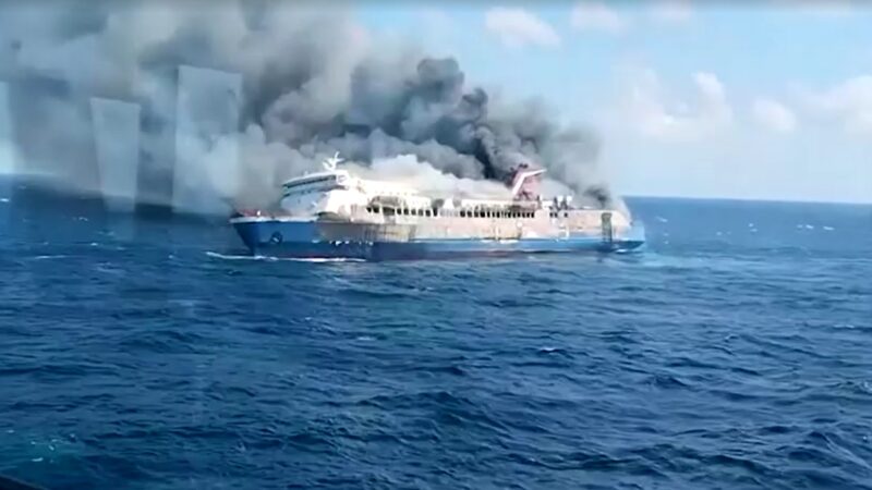 Incêndio em balsa na costa da Indonésia deixa mortos e desaparecidos; VÍDEO