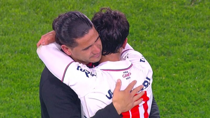 Pai e filho se emocionam após se enfrentarem no Campeonato Uruguaio; vídeo