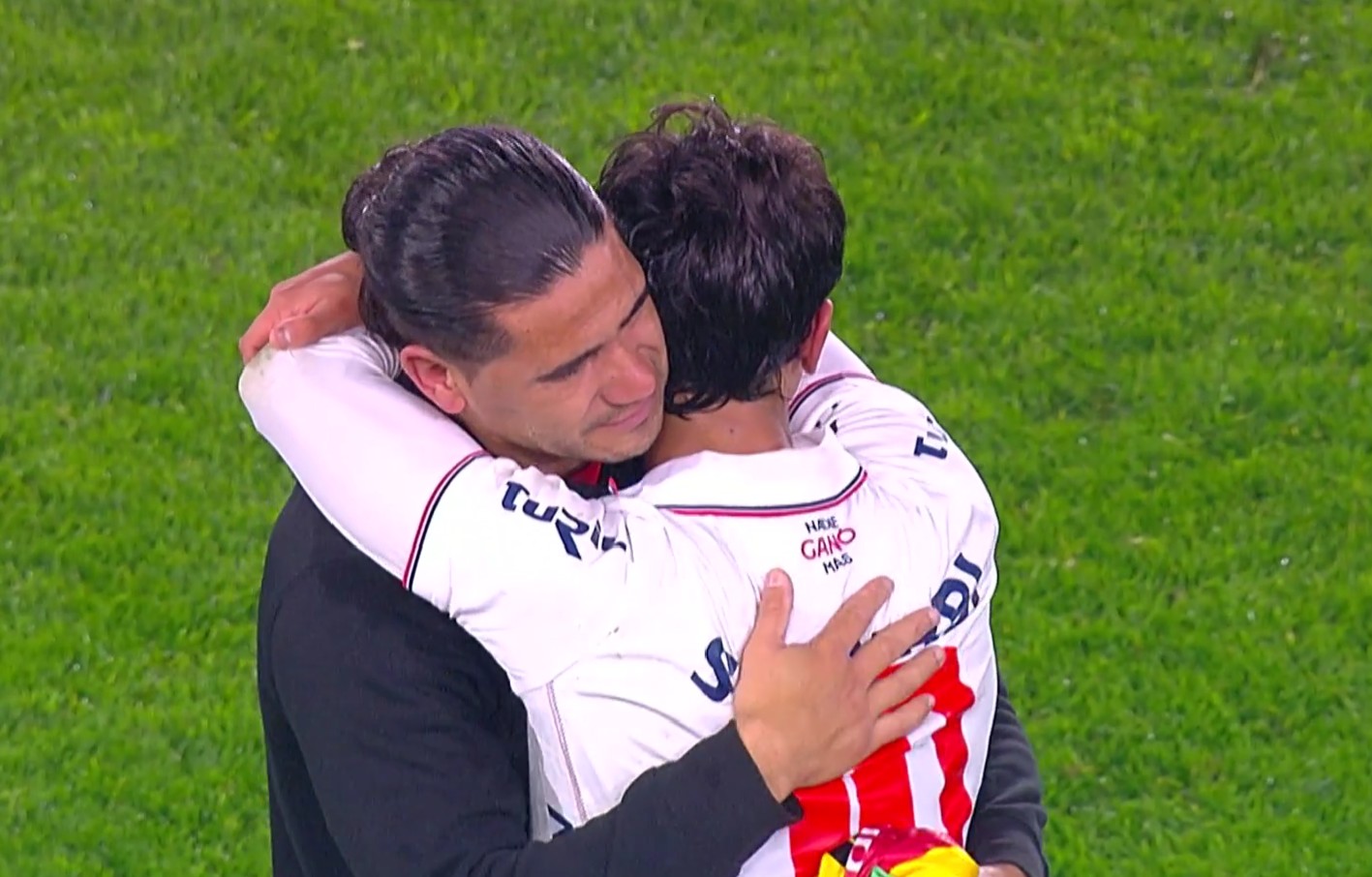 Pai e filho se emocionam após se enfrentarem no Campeonato Uruguaio; vídeo
