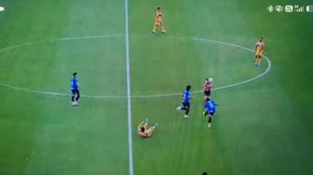 Brasileiro Paulo Victor acerta bolada em árbitra em jogo do Campeonato Mexicano