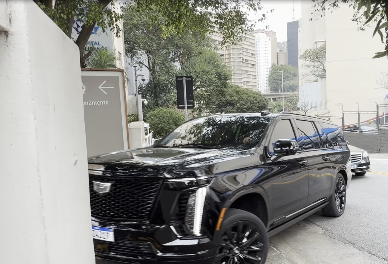 Memphis faz exames em hospital de SP para assinar renovação do Corinthians; veja vídeo