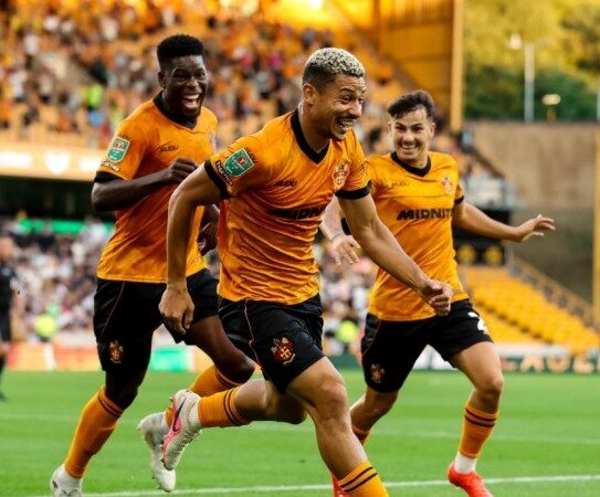 André, ex-Flu, marca na estreia da temporada, e Wolverhampton avança na Copa da Liga Inglesa