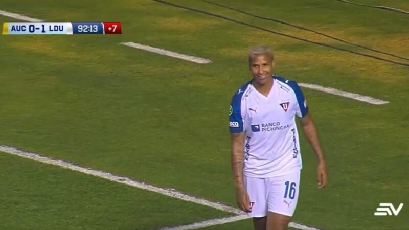 Deyverson provoca torcida e se envolve em confusão em clássico no Equador; veja