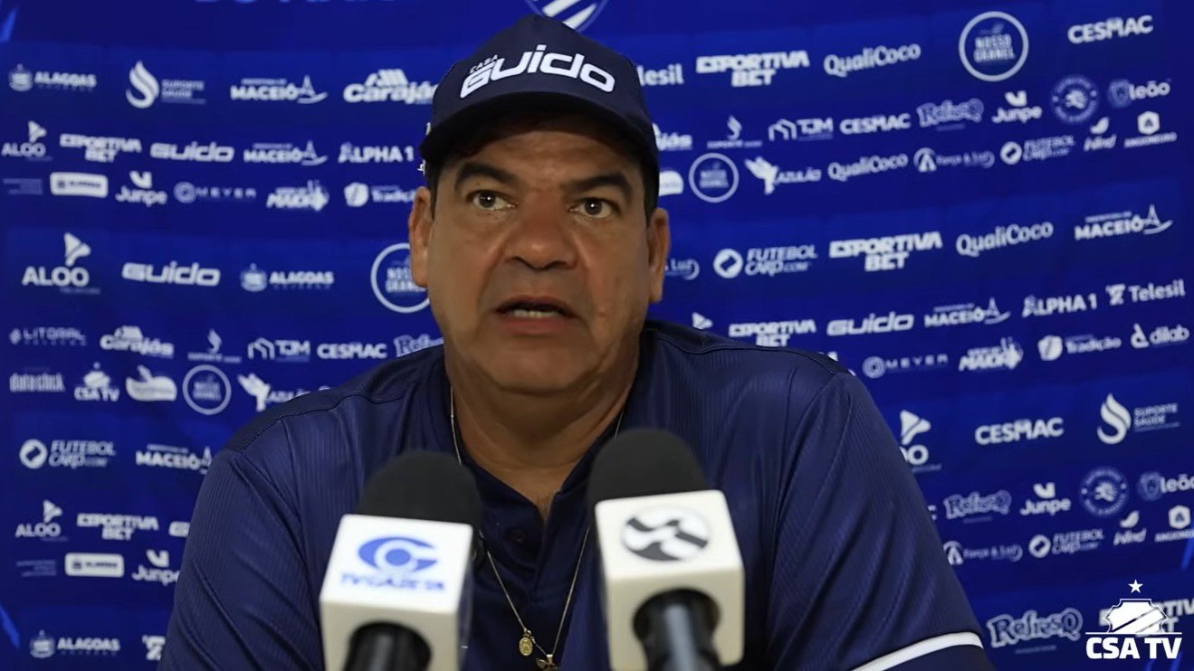 Moacir Júnior reclama de Raphael Claus por pênalti não marcado a favor do CSA; veja o lance
